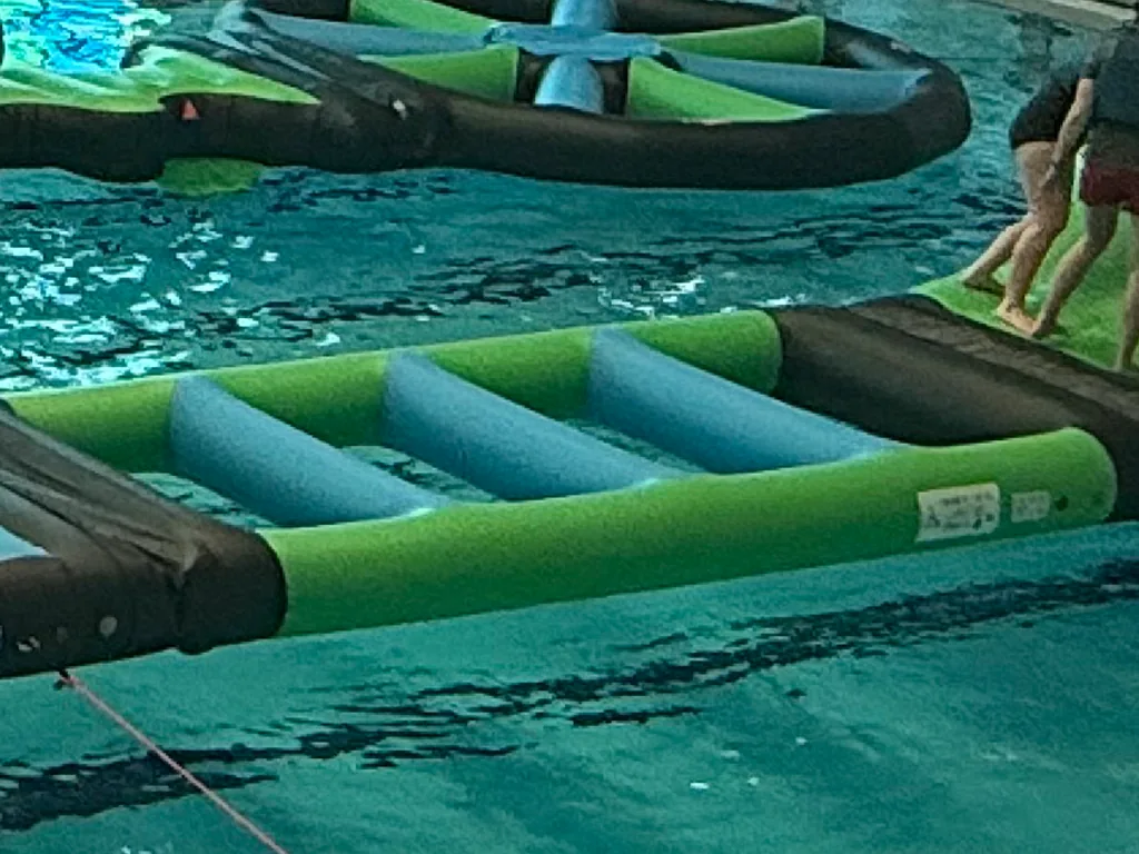 Szczelna przeszkoda wodna z poprzeczkami 4,58 × 2 m — zdjęcie 2 z 3
