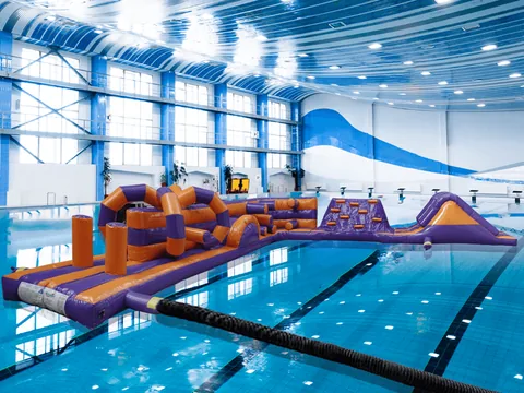 Dmuchany tor przeszkód na basen Curvigig 9,4 m, pomarańczowo-fioletowy