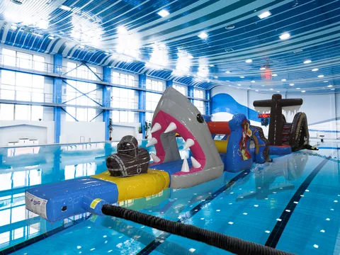 Dmuchany tor wodny Shiver Me Timbers do basenu 14,8 × 2,3 m