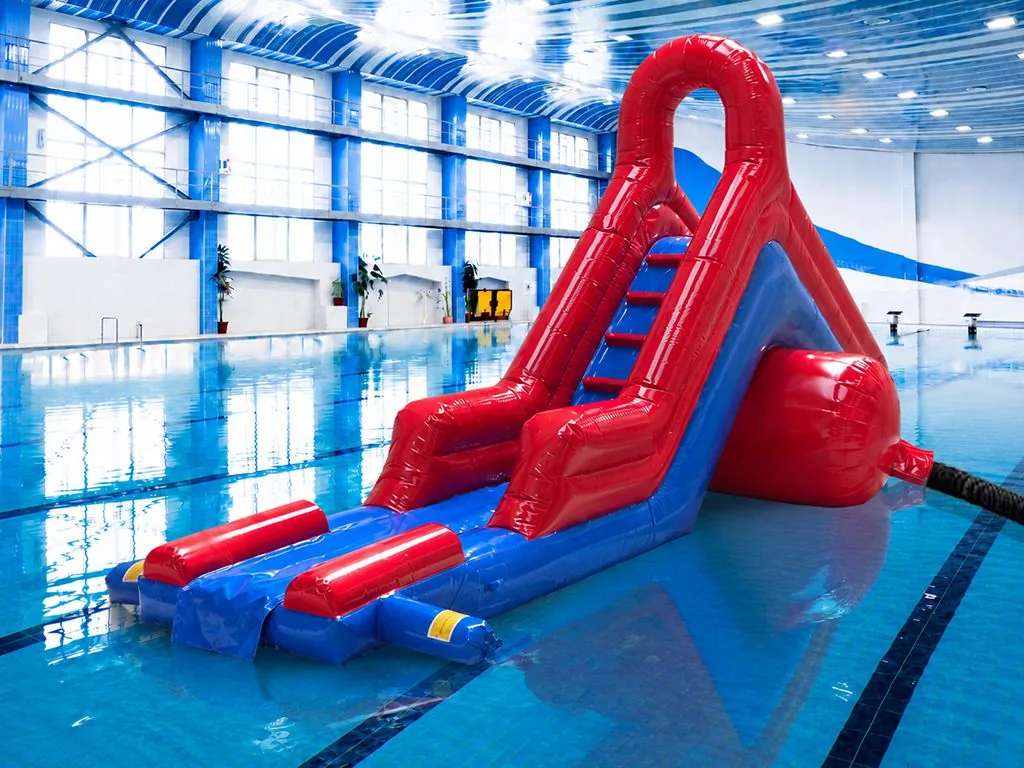 Dmuchana zjeżdżalnia basenowa z podestem 2,4 m, 9,05 × 3,65 m — zdjęcie 1 z 6