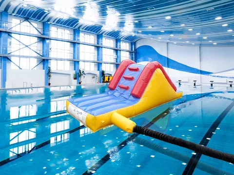 Dmuchana zjeżdżalnia basenowa dla maluchów z podestem 1,3 m, 4 × 1,75 m